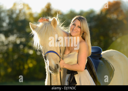 Giovane donna azienda cavallo islandese proprietà modello di release Foto Stock