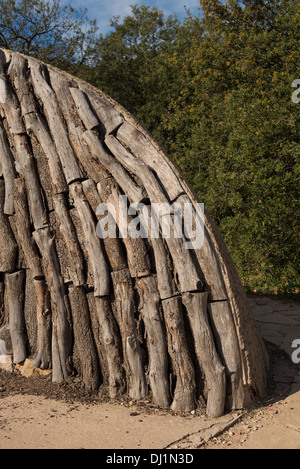 Logs impilati in un tradizionale carbone forno Foto Stock