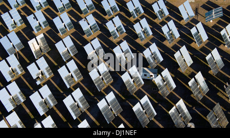 Righe di pannelli solari, cosiddetto heliostats, la generazione di energia in corrispondenza di uno dei più grande d'Europa energia solare i campi in Tabernas Des Foto Stock