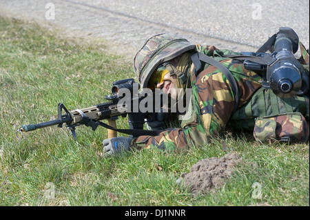 Un soldato dell'esercito olandese sta puntando la sua arma automatica durante un allenamento in inverno Foto Stock