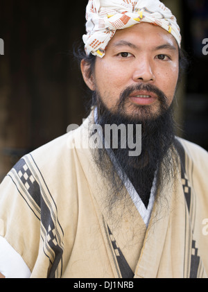 Uomo di Okinawa in costume tradizionale a Ryukyu Mura villaggio storico, Okinawa, in Giappone Foto Stock