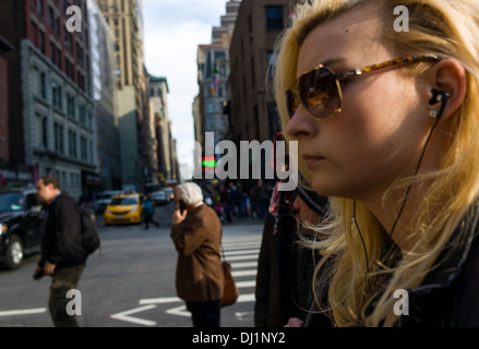 Pedoni attraversare un incrocio vicino a Herald Square nel centro di Manhattan, New York City. Foto Stock