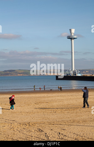 La sosta per foto in spiaggia con la Weymouth Sealife Tower, Jurassic Skyline Tower, in background in novembre Foto Stock