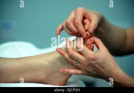 Reflexologist al lavoro e il centro svaghi, peckham, Southwark, Londra, Regno Unito. Foto Stock