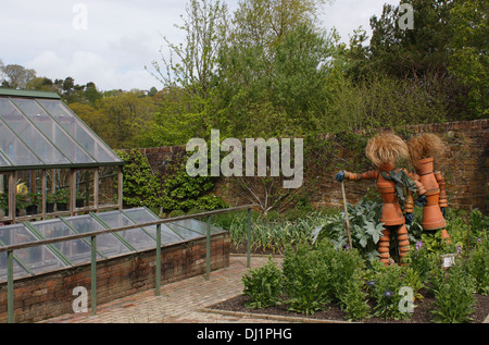 FLOWERPOT SCARECROWS A RHS ROSEMOOR. DEVON REGNO UNITO. Foto Stock