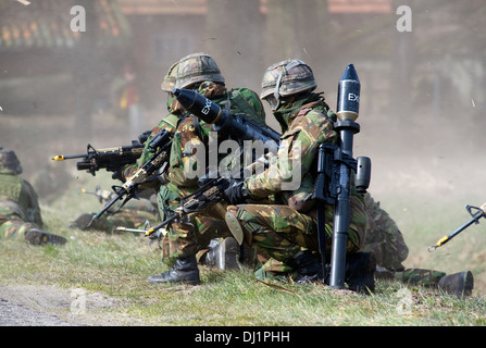 Mimetizzati dai soldati durante un corso di formazione delle forze speciali dell'esercito Olandese in un freddo giorno Foto Stock