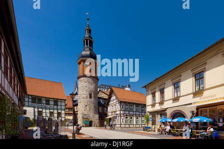 Saigerturm e metà case con travi di legno, Niedergasse, Stolberg, Harz, Sassonia-Anhalt, Germania Foto Stock
