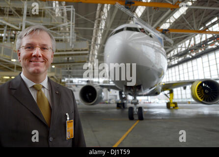 Francoforte sul Meno, Germania. Xix Nov, 2013. CEO di Lufthansa AG, Christoph Franz sta di fronte ad un nuovo Boeing 777F cargo della Lufthansa Cargo in un hangar di manutenzione all'aeroporto di Francoforte sul Meno, Germania, 19 novembre 2013. Lufthansa Cargo sarà modernizzare la propria flotta cargo con cinque nuovi aeromobili Boeing 777fs. Foto: ARNE DEDERT/dpa/Alamy Live News Foto Stock