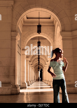 Giovane ragazza cubana sta negli archi Foto Stock