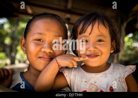 Ritratto di due bambini Balinese, area di Ubud, Bali, Indonesia Foto Stock