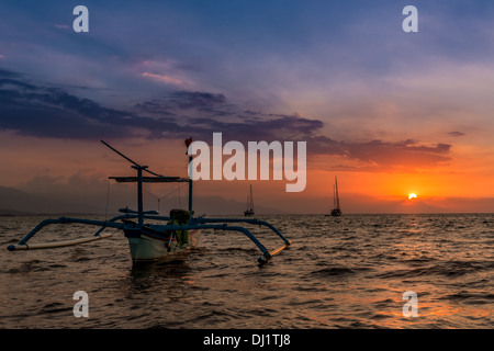 Tramonto a Lovina Beach, northwestern Bali, Bali, Indonesia Foto Stock