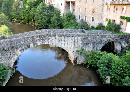 Ponte vecchio sul fiume Dore, Olliergues , Parc naturel régional, Livradois-Forez, Puy-de-Dome Auvergne Massiccio-Francia centrale Foto Stock