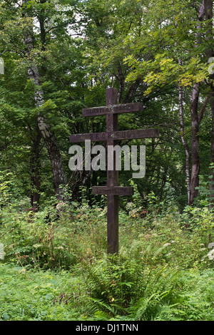 In legno croce ortodossa sul cimitero abbandonato Jaworzec villaggio monti Bieszczady Subcarpathian Voivodato a sud-est della Polonia Foto Stock