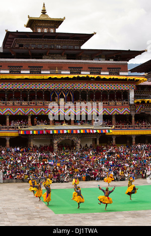 Il Bhutan, Thimpu Dzong, Tsechu annuale, ballerini eseguono nella parte anteriore del monastero Foto Stock