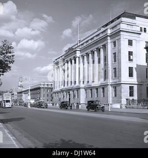 Foto storiche, degli anni cinquanta che mostra il traffico passa il grand esterno del Wellcome edificio su Euston Rd, Londra, Inghilterra. Foto Stock