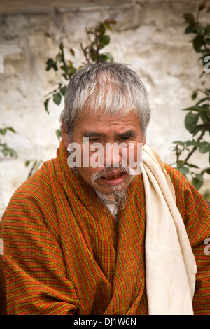 Il Bhutan, Thimpu Dzong, Tsechu annuale, uomo vecchio con pizzetto barba in udienza Foto Stock