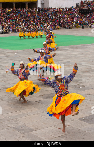 Il Bhutan, Thimpu Dzong, Tsechu annuale, ballerini eseguono in festival Ground Foto Stock