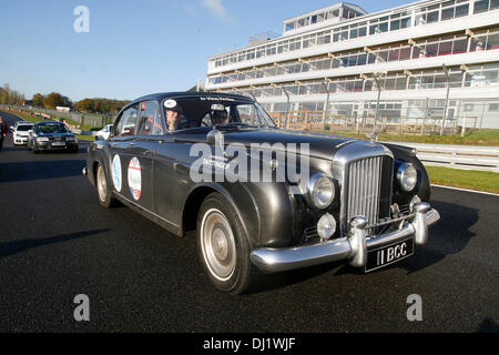 Brands Hatch, Kent, Regno Unito. Il 19 novembre 2013. Bentley insiemi di per il Beaujolais eseguito da Brands Hatch ha iniziato da John Surtees e Jonathan Palmer 15.11.2013 Credito: theodore liasi/Alamy Live News Foto Stock