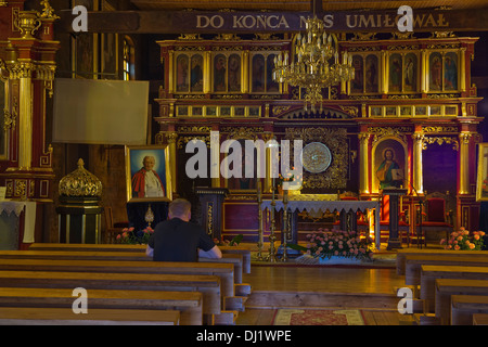 Interno con iconostasi in legno elencati chiesa ortodossa di San Demetrio da1834 Czarna villaggio monti Bieszczady Polonia Foto Stock