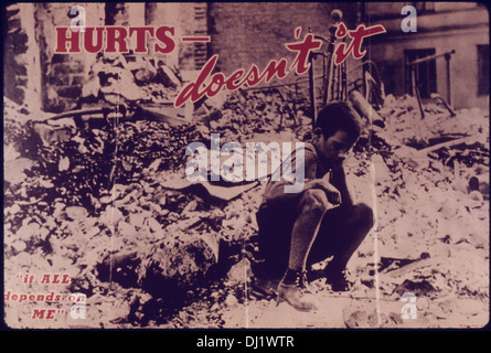 Questo poster di propaganda americana dell'era della seconda guerra mondiale sollecita il patriottismo e il sostegno allo sforzo bellico, promuovendo giardini di vittoria, legami di guerra e produzione di guerra sul fronte interno. Creato dall'Office of War Information, trasmette l'importanza dei contributi interni alla vittoria degli Alleati. Il design utilizza immagini sorprendenti per enfatizzare la conservazione, la segretezza e l'unità. Foto Stock