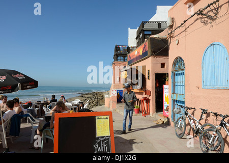 Il Marocco, Taghazout villaggio nei pressi di Agadir, terrazza bar di fronte all'oceano Atlantico Foto Stock