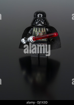 Lego Star Wars Minifigure Darth Vader con spada laser Foto Stock