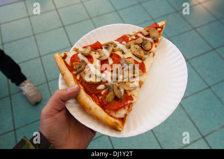 Trancio di pizza a fungo, Staten Island Ferry Terminal, New York, Stati Uniti d'America. Foto Stock