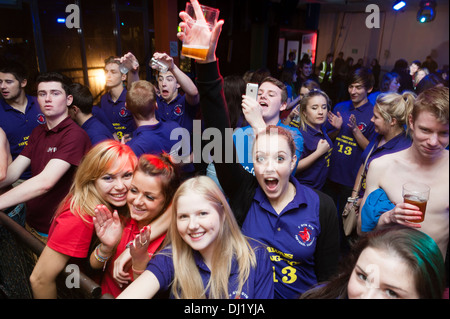 Welsh studenti universitari ragazze donne bere partying all annuale inter-College gig, Aberystwyth University, 2013 Foto Stock