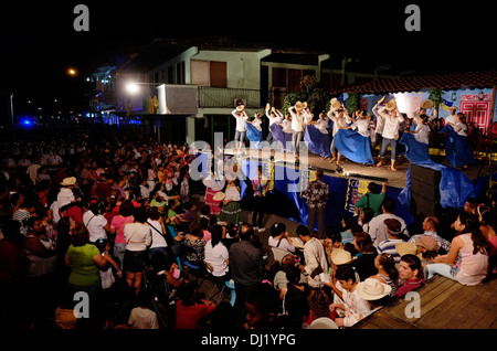 Gli spettatori assistono a spettacoli folcloristici durante il Festival del Montanero, che prevede sfilate, musica e balli per le strade della città di Chitre, nella provincia di Herrera, Repubblica di Panama Foto Stock