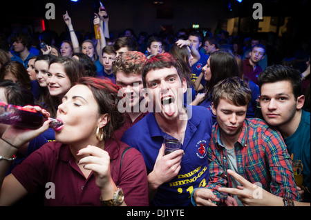 Welsh studenti universitari partying all annuale inter-College gig, Aberystwyth University, 2013 Foto Stock