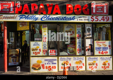 Una papaia cane un ristorante fast food in Hell's Kitchen sulla Nona Avenue in New York Foto Stock