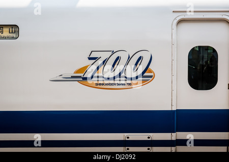 Un treno Shinkansen lascia la stazione di Kyōto, Kyoto, Giappone Foto Stock