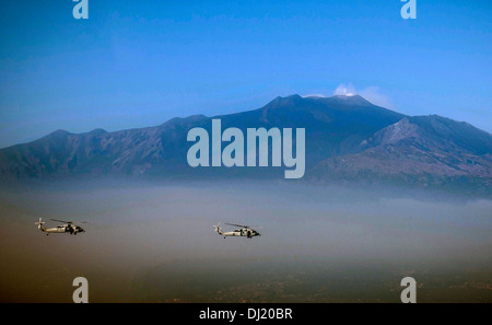 US Navy MH-60S Sea Hawk elicotteri volare in formazione oltre le Alpi Ottobre 29, 2013 al largo della costa di Napoli, Italia. Foto Stock