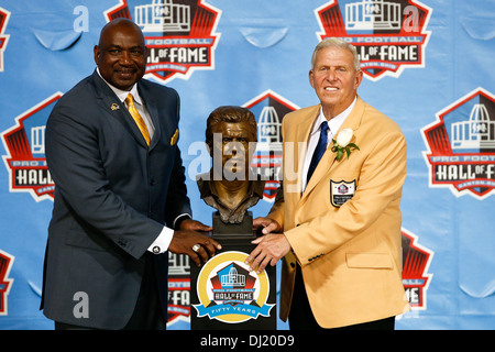 Bill Parcells (R) e George Martin pongono alla classe di NFL di 2013 cerimonia di consacrazione a Fawcett Stadium di Canton, OH. Foto Stock