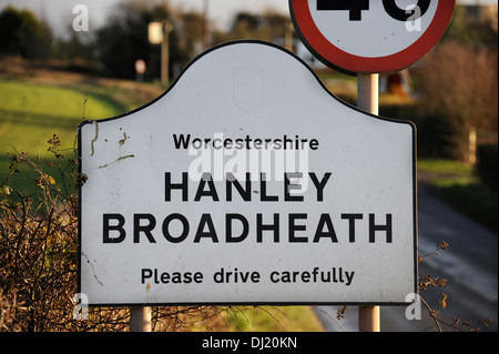 Un "Si prega di guidare attentamente" segno con limite di velocità di quaranta miglia per ora a l'approccio ad un villaggio rurale Hanley Broadheath in Foto Stock