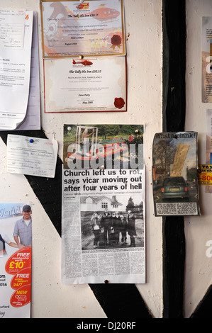 Un pub locale in bacheca presso il Tally Ho Inn con un ritaglio di giornale che dettaglia una parrocchiani controversia con il reverendo Mark Sharpe Foto Stock