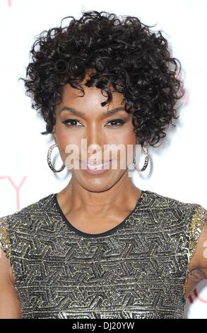 New York, NY, STATI UNITI D'AMERICA. Xviii Nov, 2013. Angela Bassett presso gli arrivi per il nero natività Premiere, l'Apollo Theatre di New York, NY Novembre 18, 2013. Credito: Kristin Callahan/Everett raccolta/Alamy Live News Foto Stock