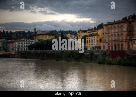 Linea di edifici la banca del fiume Arno, Firenze. Foto Stock