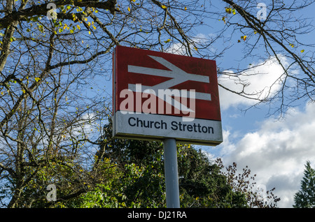 Il vecchio segno per Church Stretton stazione ferroviaria in Shropshire Foto Stock