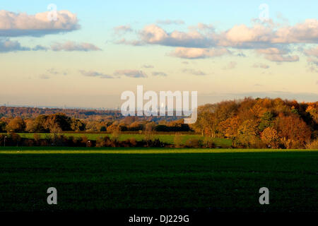 Londra, Regno Unito. Xix Nov, 2013. La Shard Building a Londra con bassa inverno sole pomeridiano che riflettono lo fa apparire come un razzo il sollevamento fuori dal centro di Londra: Credito Foto di Lindsay Constable/Alamy Live News Foto Stock