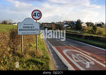 Un "Si prega di guidare attentamente" segno con limite di velocità di quaranta miglia per ora a l'approccio ad un villaggio rurale Hanley Broadheath in Foto Stock