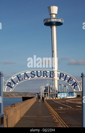 Giovane camminando verso il piacere Pier e Sealife Torre a Weymouth in novembre Foto Stock