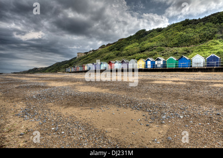 Capanne colorate al di sotto del cloud Foto Stock