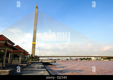 Il Rama VIII ponte sopra il fiume Chao Praya river a Bangkok, in Thailandia Foto Stock