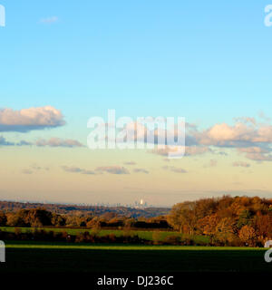 Londra, Regno Unito. Xix Nov, 2013. La Shard Building a Londra con bassa inverno sole pomeridiano che riflettono lo fa apparire come un razzo il sollevamento fuori dal centro di Londra: Credito Foto di Lindsay Constable/Alamy Live News Foto Stock