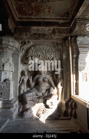 Grotta 32 : Indra Sabha. Yakshi Siddhayika al piano superiore. Grotte di Ellora, Maharashtra INDIA Foto Stock