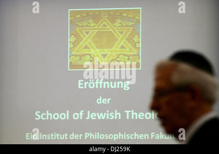 Potsdam, Germania. Xix Nov, 2013. Un uomo che indossa una kippa passeggiate attraverso l'auditorium principale prima dell'inizio di un cerimoniale di agire presso l Università di Potsdam celebrando la nationwide primo corso universitario di Teologia ebraica a Potsdam, Germania, 19 novembre 2013. La laurea triennale in corso presso la nuova scuola di teologia ebraica unica in tutta l'Europa. 47 studenti provenienti da 11 nazioni hanno i loro studi, alcuni di loro di diventare rabbini o gruppi di cantori. Foto: RALF HIRSCHBERGER/dpa/Alamy Live News Foto Stock