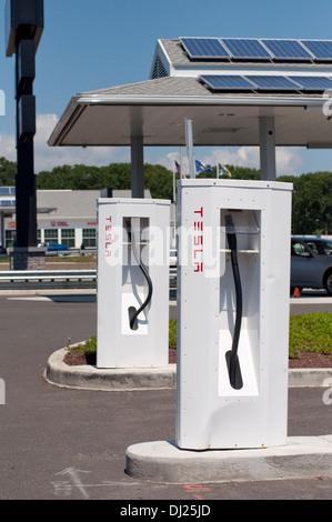 La Tesla Motors Supercharger stazione in Milford, CT sulla I-95 N offre gratuitamente la carica per Tesla a veicoli elettrici. Foto Stock