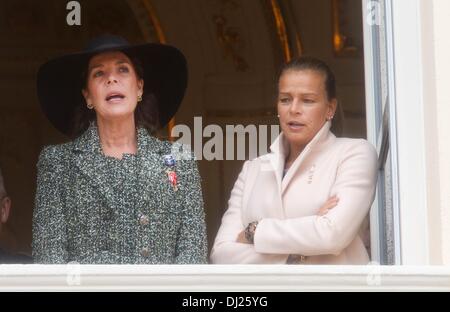 Monte Carlo, Monaco. Xix Nov, 2013. Monaco 's la principessa Carolina di Hannover (L) e sua sorella la Principessa Stephanie di Monaco (R) assistere l'esercito Parade, come parte delle cerimonie ufficiali per il Monaco Giornata nazionale di Monte Carlo, Monaco, 19 novembre 2013. Foto: Albert Philip van der Werf //dpa/Alamy Live News Foto Stock