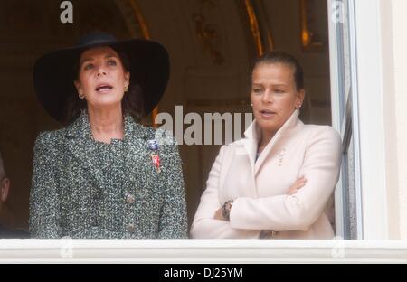 Monte Carlo, Monaco. Xix Nov, 2013. Monaco 's la principessa Carolina di Hannover (L) e sua sorella la Principessa Stephanie di Monaco (R) assistere l'esercito Parade, come parte delle cerimonie ufficiali per il Monaco Giornata nazionale di Monte Carlo, Monaco, 19 novembre 2013. Foto: Albert Philip van der Werf/dpa/Alamy Live News Foto Stock